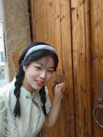 跟大学生清纯女闺蜜出来玩，偷拍小骚货的裙底0