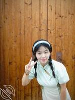 跟大学生清纯女闺蜜出来玩，偷拍小骚货的裙底1