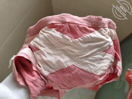 在同学家厕所看到了他姐姐的内裤0