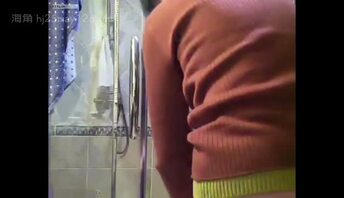 看看我岳母是怎么脱衣服的