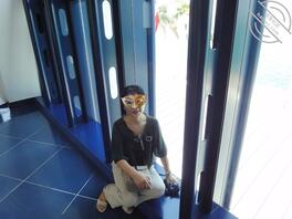 看看我岳母是怎么脱衣服的0