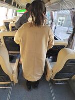 一起坐班车的女同事美腿太诱人了，忍不住偷拍一张。1