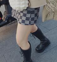 黑白格子包臀裙美眉抄底