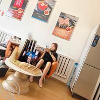 穿上高跟鞋180的小美女，白色内裤走光，弯腰姿势真想干她啊2