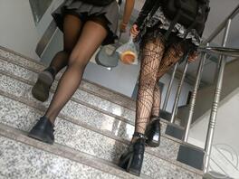 短裙黑丝+蜘蛛袜双飞抄底！女大反差露出诱惑！0