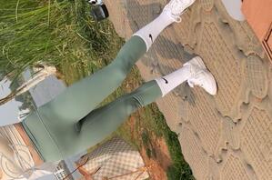 有一个美女没穿内裤 大家看得出来吗？真想来个时间停止器！0