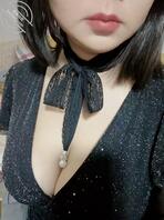原创姨母睡着偷偷舔她骚脚 被发现只能强上吸奶器我玩哭了0