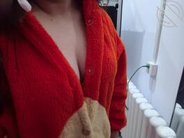 今天是骚奶子专题，在楼道里尝试了一下露出，差点被发现0