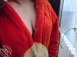 今天是骚奶子专题，在楼道里尝试了一下露出，差点被发现1