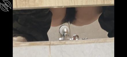 厕所偷拍女大，厕拍同学，评论区多多交流评论，狠狠羞辱